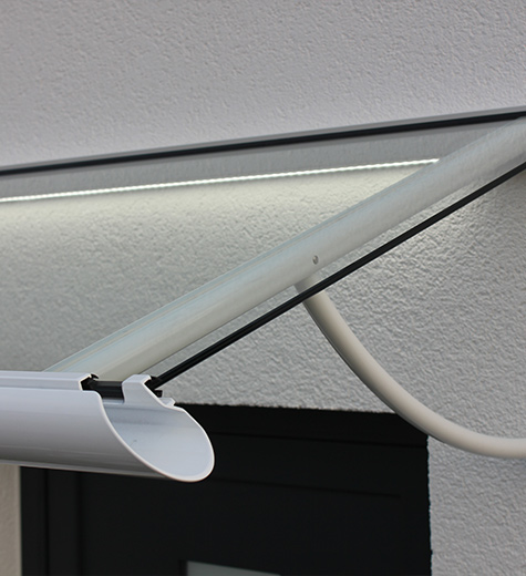 Detailaufnahme von lampen im Vordach
